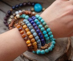 Les bracelets en pierre naturelle : mon guide pour choisir et porter ces bijoux tendance