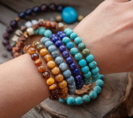 Les bracelets en pierre naturelle : mon guide pour choisir et porter ces bijoux tendance