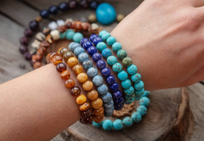 Les bracelets en pierre naturelle : mon guide pour choisir et porter ces bijoux tendance