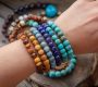 Les bracelets en pierre naturelle : mon guide pour choisir et porter ces bijoux tendance